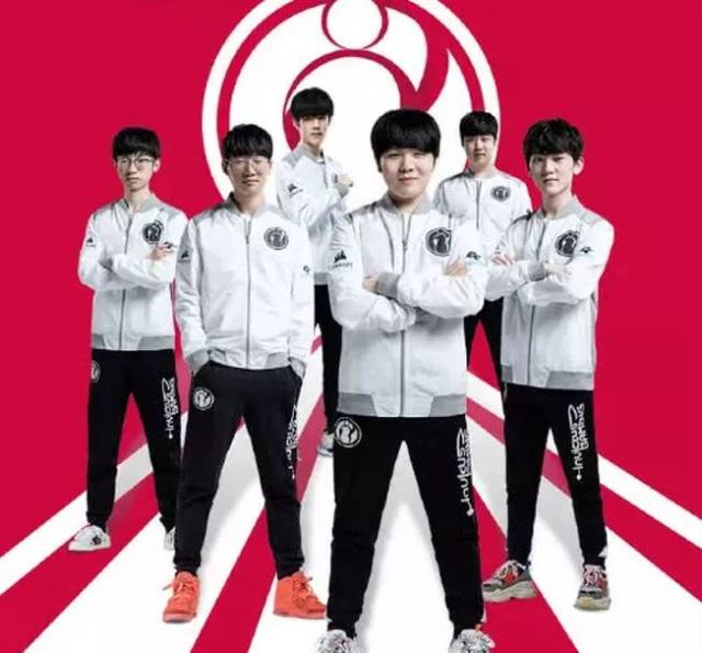 滕哈赫因执教问题被解雇，被指背锅，俱乐部称其过度追求个人利益，引发球迷质疑。